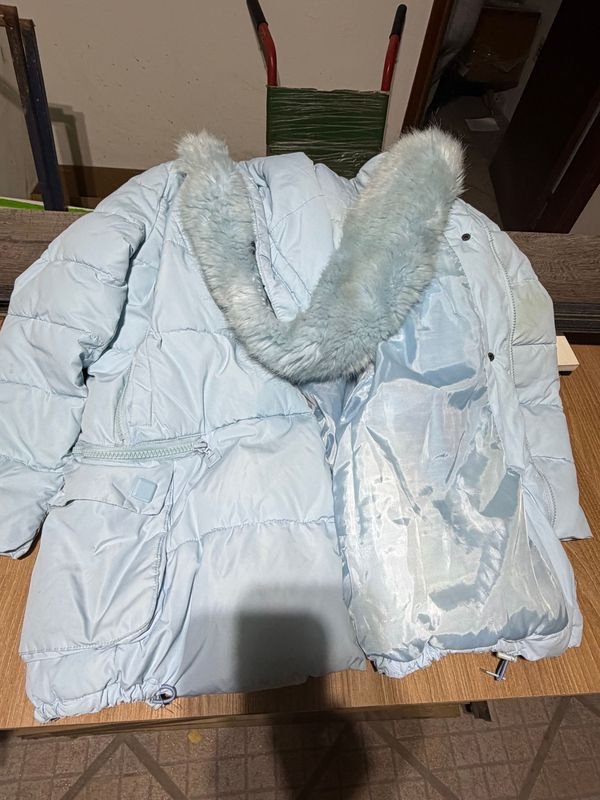 Campera Larga Celeste Talle M con Cuello de Piel Sintética