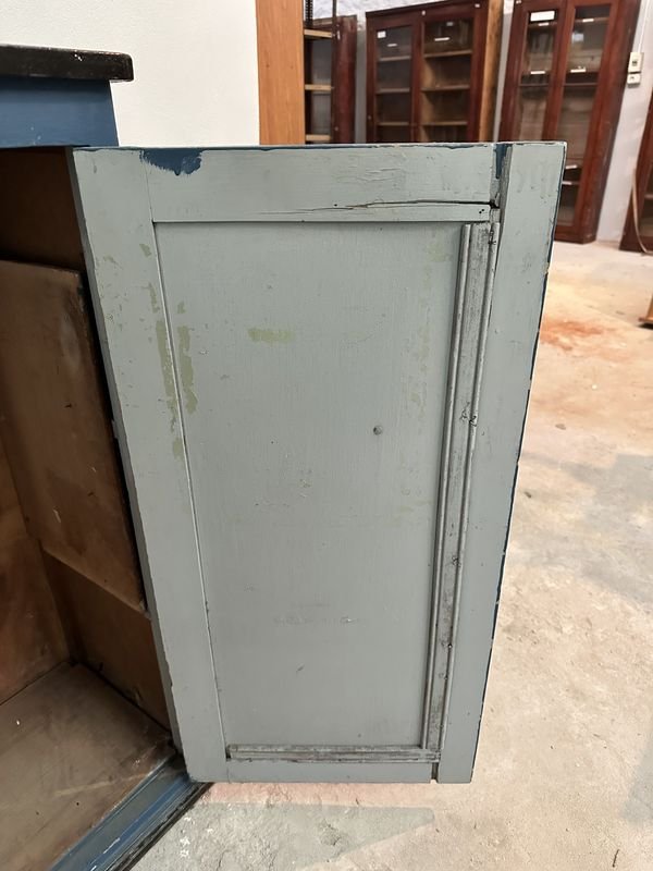 Gabinete de madera antiguo con diseño clásico - imagen 2