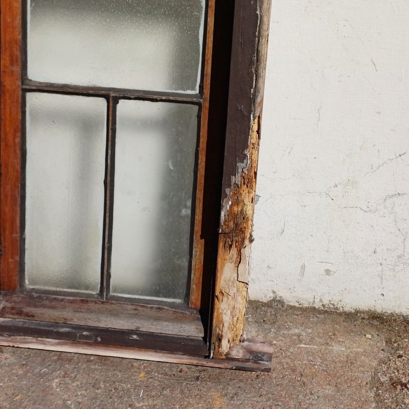 Ventana antigua de madera con marco de pinotea y banderola en cedro - imagen 6