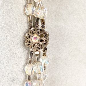 Collar de Cristal Transparente con Tres Vueltas y Cierre Metálico - imagen 3