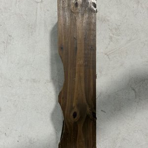 Estante Repisa Artesanal de Madera Oscura con Tres Niveles - imagen 5