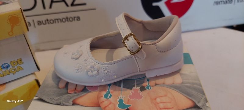 Calzado de Talla 22 - Zapatos Blancos con Suela Amarilla - imagen 3