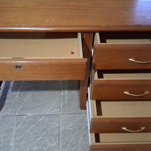 Escritorio de madera con cajones - imagen 2