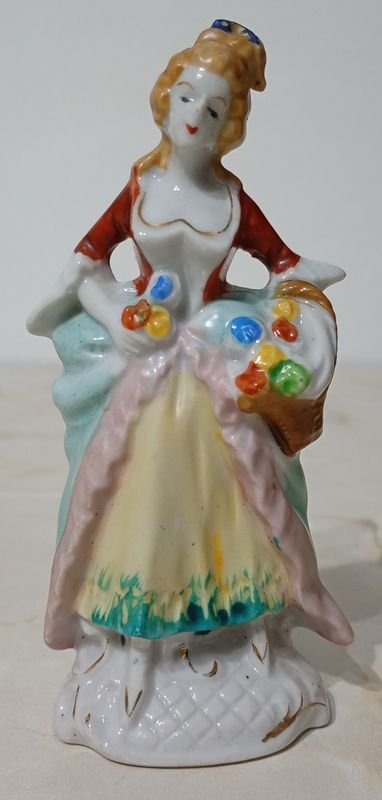 Estatuilla en Porcelana KTS. Motivo: Dama clásica - imagen 4