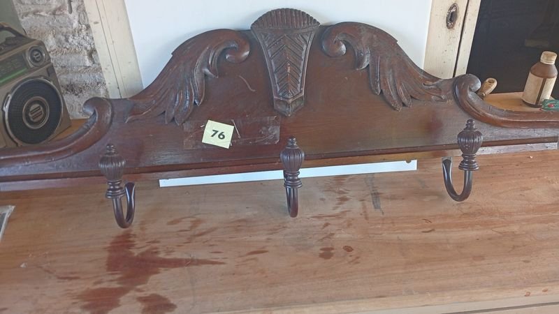 Lote anterior: Perchero antiguo de madera con diseño clásico