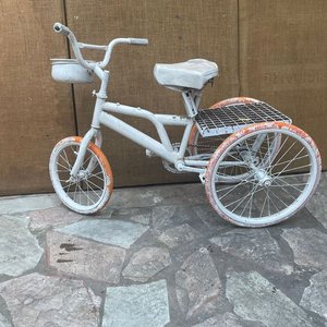 Triciclo Decorativo Blanco con Detalles Naranja - imagen 2
