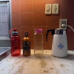 Lote de Jarras y Botellas: Roja, Cantimplora Plus, Vidrio y Térmica Blanca - imagen 8