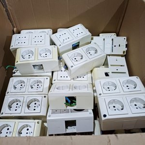 Lote siguiente: 42 Cajas de Módulos Eléctricos Varios
