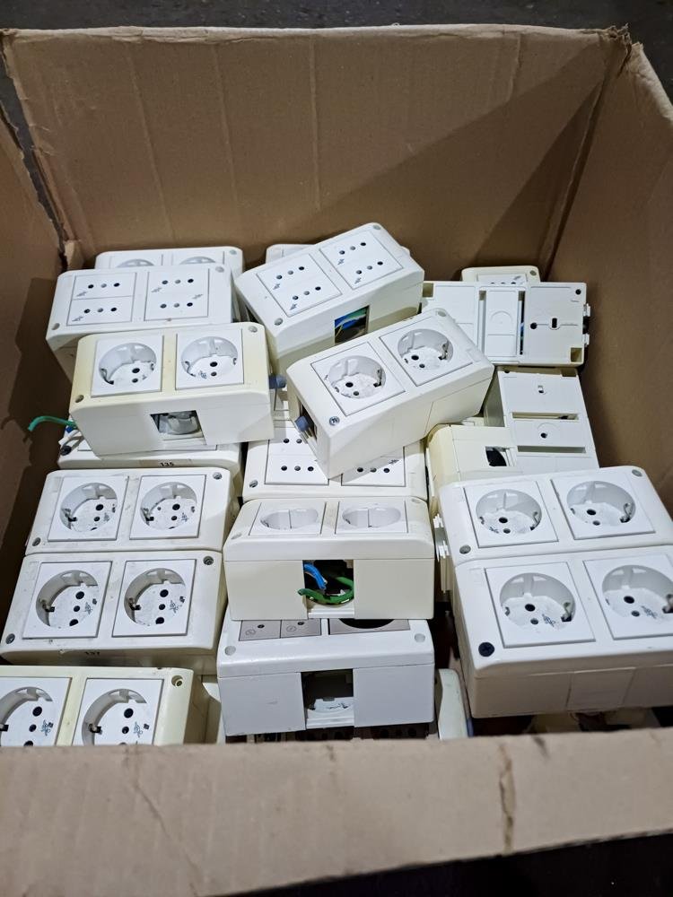 42 Cajas de Módulos Eléctricos Varios