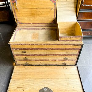 Baúl Antiguo de Chapa con Interior Compartimentado y Cajones - imagen 3