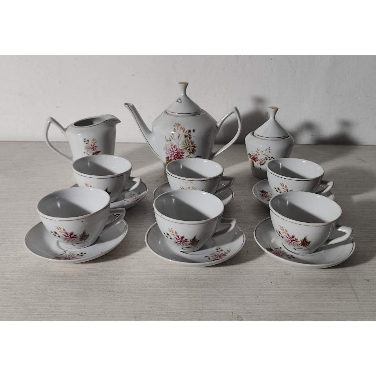 Juego de Té de Porcelana Blanca con Flores Rosas - 15 Piezas