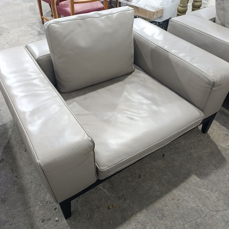 Sillones de Estilo Contemporáneo en Cuero Gris con Base de Madera Maciza