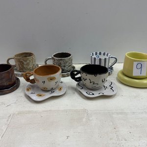 Lote siguiente: Set de 7 Tazas con Platos de Diseños Variados