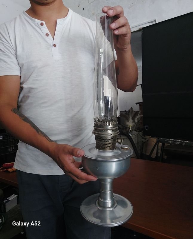 Lámpara de vidrio claro con base metálica - imagen 5