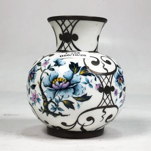 Lote siguiente: Florero de Porcelana Blanca con Flores y Detalles en Plata
