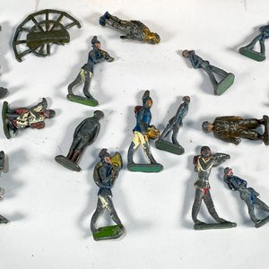 Lote de Soldados Antiguos de Juguete de Plástico y Metal - imagen 2
