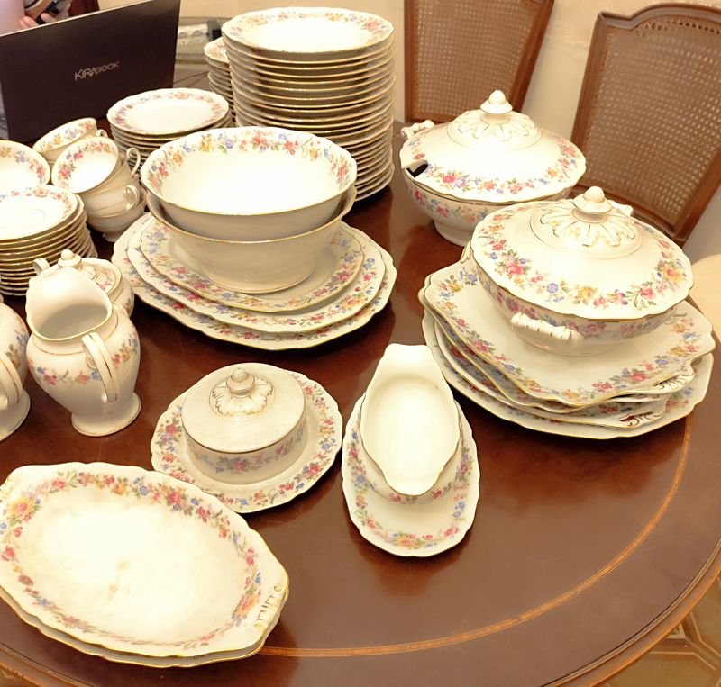 Monumental set hipercompleto de 114 piezas en inmaculado estado, de lo mejor de la porcelana alemana Hutschenreuther para 12 personas, pero viene con 24 platos de mesa de 24 cms, 12 hondos de 24 cms también, 12 de postre o entrada de 19 cms, sopera, tarrina, 2 ensaladeras, 7 fuentes (3 ovaladas, 2 redondas y 2 cuadradas, de diferentes tamaños), salsera, dulcera o mantequera, 2 copetineros, lechera, azucarero, tetera, 12 tazas y platillos de café y 12 tacitas de café con sus respectivos platitos. Lo único que parecería faltar es la cafetera. A simple vista todo está inmaculado, salvo 2 de los 24 platos grandes, donde uno está restaurado y el otro presenta una mínima fisura superficial, una mínima fisura en uno de los copetineros, y un mínimo chip en el borde del azucarero. El precio es por todo el lote. NO SE ENVÍA NI SE EMBALA. - imagen 13