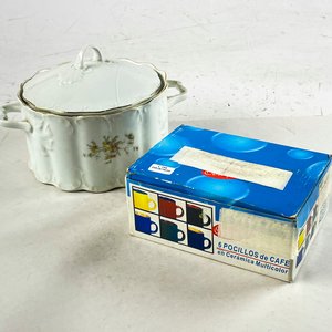 Lote anterior: Siete piezas, sopera en porcelana (tapa con fisura y pocillos multicolor