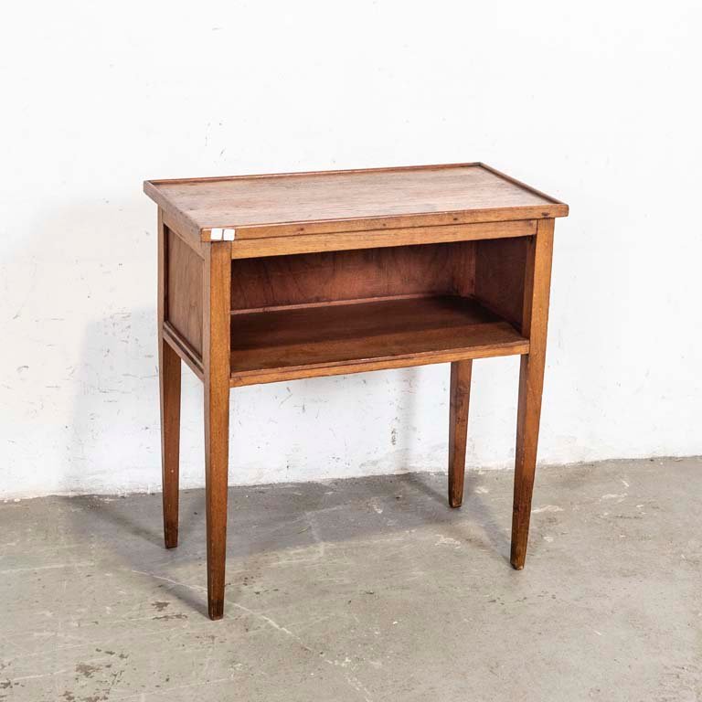 Lote siguiente: Mesa de madera rústica con estante y detalles