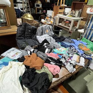 Lote de Ropa Variada y Muebles de Segunda Mano - imagen 4