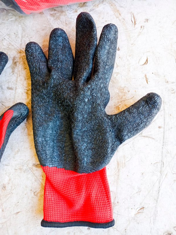 Guantes de plástico rojos y negros en paquetes - imagen 2