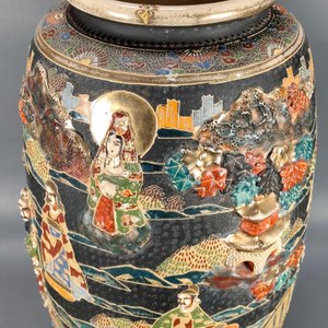 Jarrón Satsuma con Diseños en Relieve y Figuras Orientales - imagen 10