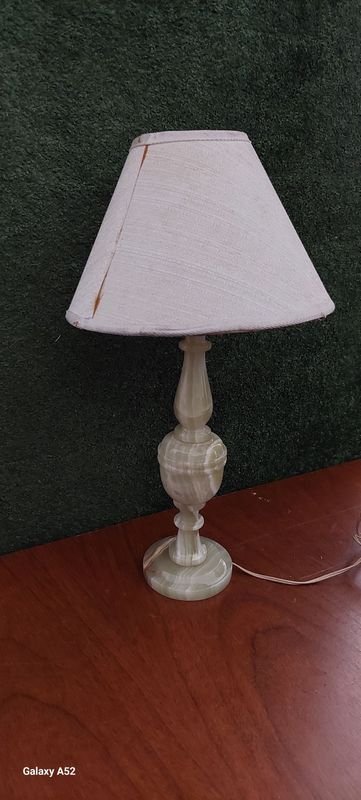 Lote anterior: Lámpara de mesa con base de mármol y sombra blanca
