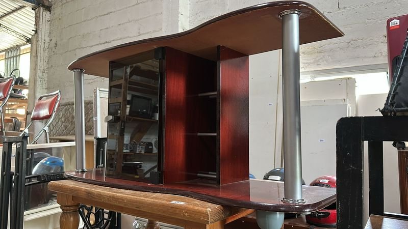 Rack con puerta de vidrio y diseño abierto