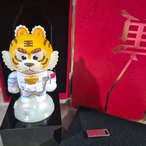 Figura de Tigre Astronauta con Estuche y Pendrive - imagen 1