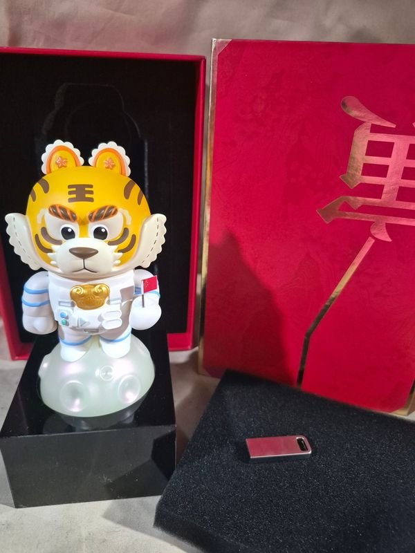 Figura de Tigre Astronauta con Estuche y Pendrive