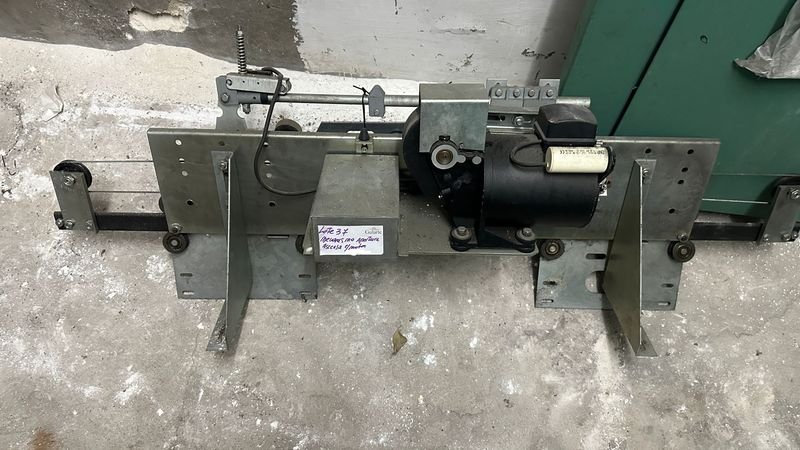 Mecanismo de apertura para ascensores con motor eléctrico