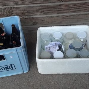 Lote siguiente: Bandeja con Botellas y Conservadora con Frascos