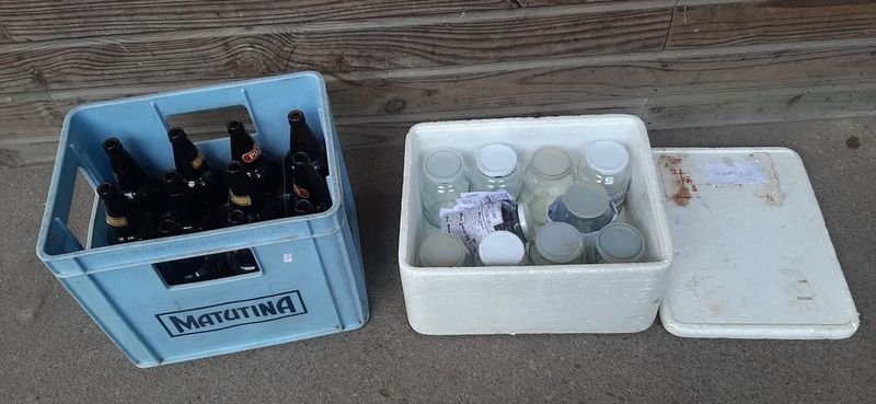 Bandeja con Botellas y Conservadora con Frascos