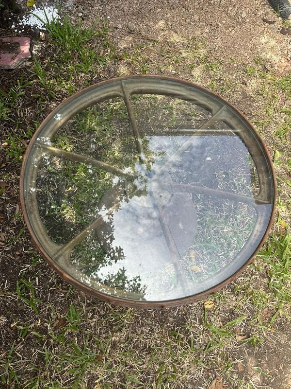Mesa de jardín de hierro y madera con rueda de carro y tapa de vidrio - imagen 4