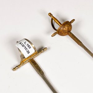 Dos Abrecartas Metálicos con Diseño de Espadas Antiguas - imagen 3