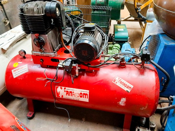 Compresor de aire Fanacom motor trifásico 5.5 hp color rojo - imagen 5