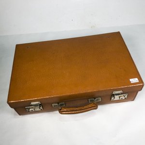 Lote siguiente: Valija de Cuero para Tocador con Accesorios Vintage