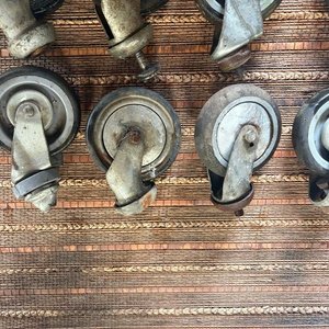 Lote de 12 Ruedas Giratorias Metálicas y de Goma - imagen 3