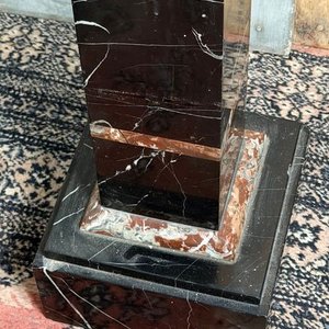 Pedestal de Mármol Negro Rectangular con Tapa Cuadrada Restaurada - imagen 6