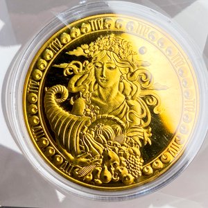 Moneda Coleccionable Virgo Dorada con Estuche Zodiacal - imagen 2