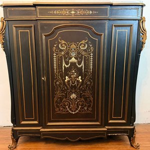 Lote siguiente: Chiffonier Francés Estilo Napoleón III Madera Laqueada Negra con Aplicaciones
