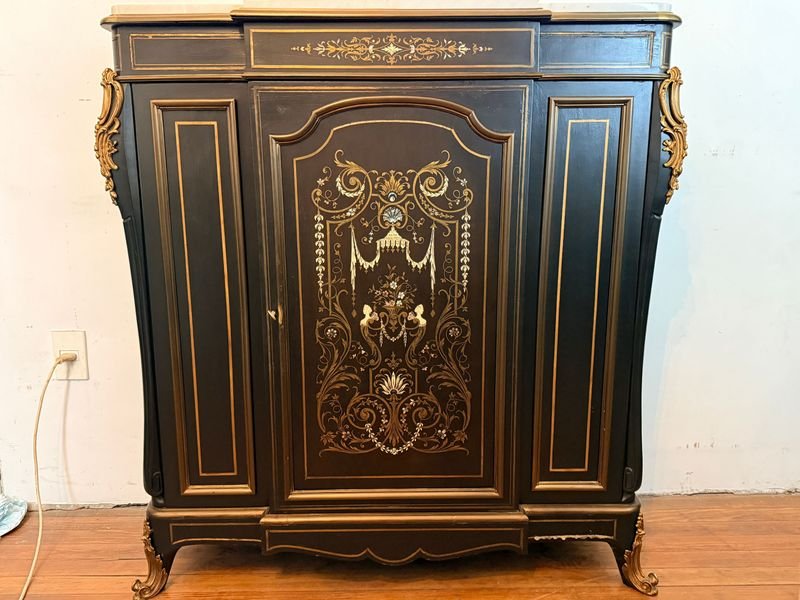 Chiffonier Francés Estilo Napoleón III Madera Laqueada Negra con Aplicaciones
