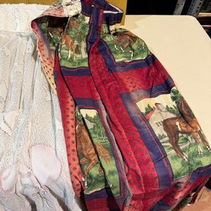 Lote de Dos Cortinas: Calada Blanca y Estampada de Caballos - imagen 3