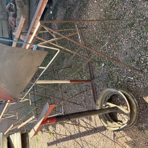 Lote #069 – Ocho caballetes de hierro mas cartel - imagen 2