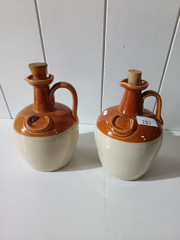 Par de Porrones Antiguos de Cerámica con Tapa de Corcho