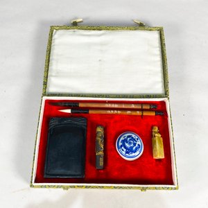 Lote anterior: Set de Escritura India Antigua en Caja Decorada