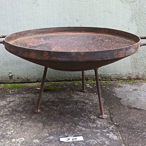 Brasero Circular de Hierro con Base de Tres Patas - imagen 1