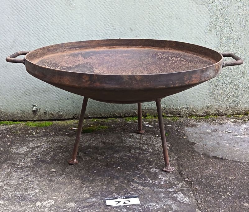 Brasero Circular de Hierro con Base de Tres Patas