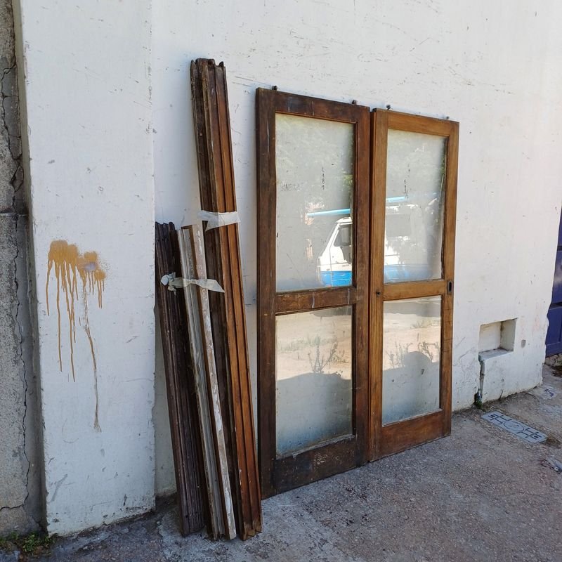 Puerta de madera con ventanas y marco desarmado - imagen 3