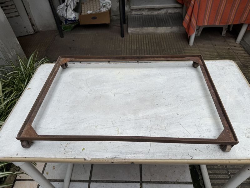 Base Estructural Metálica con Ruedas para Soporte y Traslado